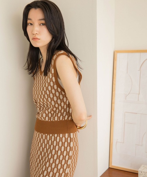 LOWRYS FARM(ローリーズファーム)の「ジオメトリック柄ビスチェ 282848(ベスト・レディース・ブラック/ブラウン/ブルー・FREE)」の1枚目の写真