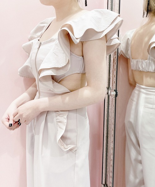 lilLilly(リルリリー)の「フリルワイドサロペット(サロペット/オーバーオール・レディース・ホワイト/ブラック/ベージュ・SMALL/MEDIUM)」の6枚目の写真