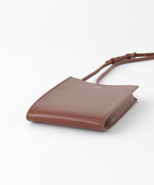 EDIFICE（エディフィス）の「【A.P.C. / アー ペー セー】 NECK POUCH JAMIE レザーショルダー（クラッチバッグ・メンズ・ブラック/ブラウン系その他・FREE）」の8枚目の写真