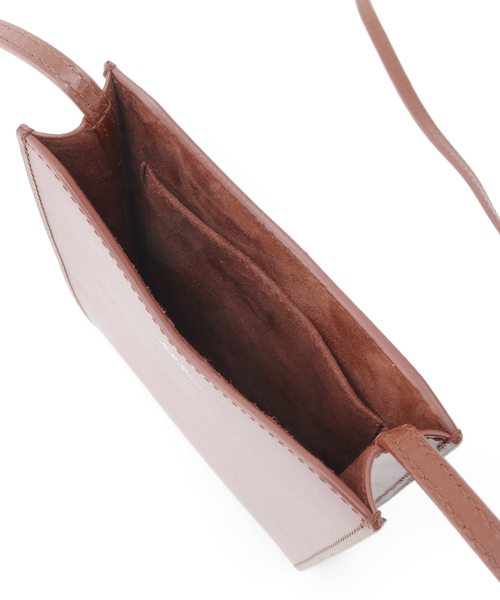 EDIFICE（エディフィス）の「【A.P.C. / アー ペー セー】 NECK POUCH JAMIE レザーショルダー（クラッチバッグ・メンズ・ブラック/ブラウン系その他・FREE）」の5枚目の写真
