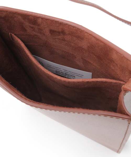 EDIFICE（エディフィス）の「【A.P.C. / アー ペー セー】 NECK POUCH JAMIE レザーショルダー（クラッチバッグ・メンズ・ブラック/ブラウン系その他・FREE）」の13枚目の写真
