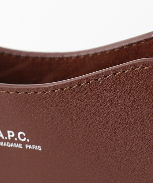 EDIFICE（エディフィス）の「【A.P.C. / アー ペー セー】 NECK POUCH JAMIE レザーショルダー（クラッチバッグ・メンズ・ブラック/ブラウン系その他・FREE）」の11枚目の写真