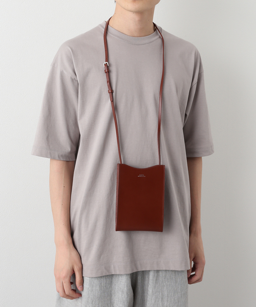 EDIFICE（エディフィス）の「【A.P.C. / アー ペー セー】 NECK POUCH JAMIE レザーショルダー（クラッチバッグ・メンズ・ブラック/ブラウン系その他・FREE）」の6枚目の写真