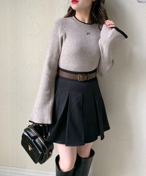 OLIVE des OLIVE（オリーブデオリーブ）の「胸刺繍プチハイフレア袖ニット（ニット/セーター・レディース・オフホワイト/ブラック/ブラウン・FREE）」の3枚目の写真