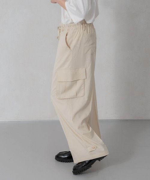 ONCILY(オンシェリー)の「WIDE STRAIGHT MILITARY CARGO PANTS / ワイドストレートミリタリーカーゴパンツ(カーゴパンツ・メンズ・アイボリー/ブルーグリーン/ブラック・LARGE/MEDIUM/SMALL)」の5枚目の写真