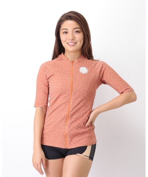 rip curl(リップカール)の「【RIPCURL(リップカール)】PREMIUM SURF ZIP THRU SS/水陸両用UPF 50レディース半袖ジップアップラッシュガード(水着)(ラッシュガード・レディース・ブラック/ブラウン・LARGE/MEDIUM/SMALL)」の2枚目の写真