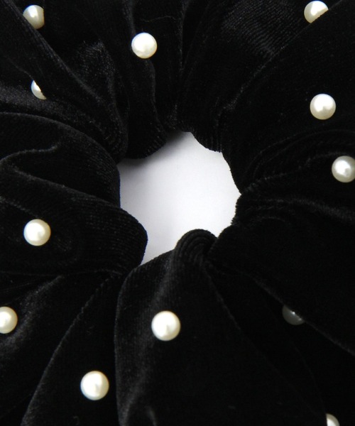 Heather（ヘザー）の「ベロアパールシュシュ　969488（シュシュ・レディース・ブラック/ベージュ・ONE SIZE）」の5枚目の写真