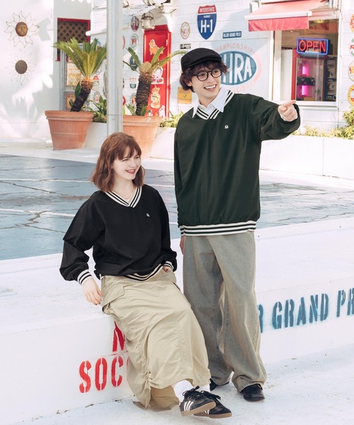 MUHET(ミュエータ)の「ラインVネックナイロントップス(その他トップス・レディース・ブラック/ダークグリーン・MEDIUM/X-LARGE)」の8枚目の写真