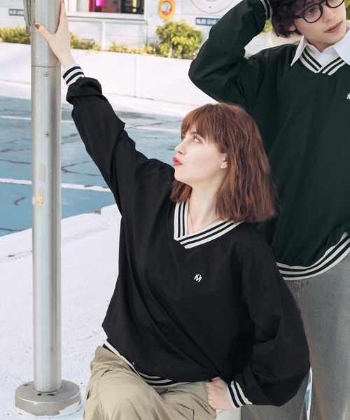 MUHET(ミュエータ)の「ラインVネックナイロントップス(その他トップス・レディース・ブラック/ダークグリーン・MEDIUM/X-LARGE)」の7枚目の写真