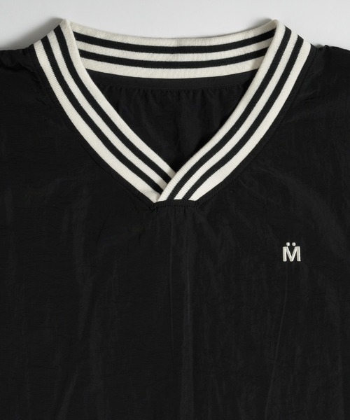 MUHET(ミュエータ)の「ラインVネックナイロントップス(その他トップス・レディース・ブラック/ダークグリーン・MEDIUM/X-LARGE)」の5枚目の写真