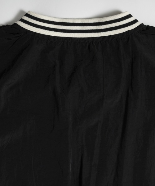 MUHET(ミュエータ)の「ラインVネックナイロントップス(その他トップス・レディース・ブラック/ダークグリーン・MEDIUM/X-LARGE)」の19枚目の写真