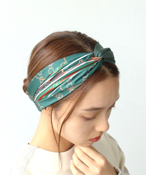 Three Four Time（ｽﾘｰﾌｫｰﾀｲﾑ）の「スカーフ柄クロスターバン（ヘアバンド・レディース・ブラウン/グリーン/ベージュ・FREE）」の3枚目の写真