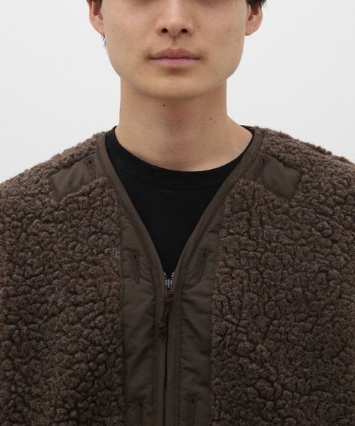 417 EDIFICE(フォーワンセブンエディフィス)の「【INNAT / インアット】 BOA FLEECE LINER VEST / ベスト(ブルゾン・メンズ・チャコールグレー/ブラウン・2)」の9枚目の写真