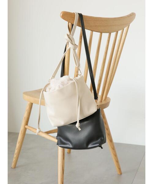 Te chichi TERRASSE（テチチテラス）の「パデットファー切替巾着バッグ（ハンドバッグ・レディース・ブラック/オフホワイト・F）」の5枚目の写真