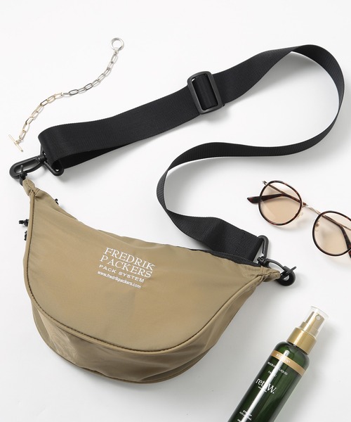 FREDRIK PACKERS(フレドリックパッカーズ)の「【FREDRIK PACKERS】210D BROW SHOULDER(ショルダーバッグ・メンズ・ベージュ/ブラック・FREE)」の2枚目の写真
