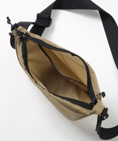 FREDRIK PACKERS(フレドリックパッカーズ)の「【FREDRIK PACKERS】210D BROW SHOULDER(ショルダーバッグ・メンズ・ベージュ/ブラック・FREE)」の3枚目の写真