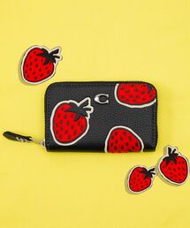 COACH（コーチ）の「スモール ジップ アラウンド カード ケース・ストロベリー プリント（カードケース）」