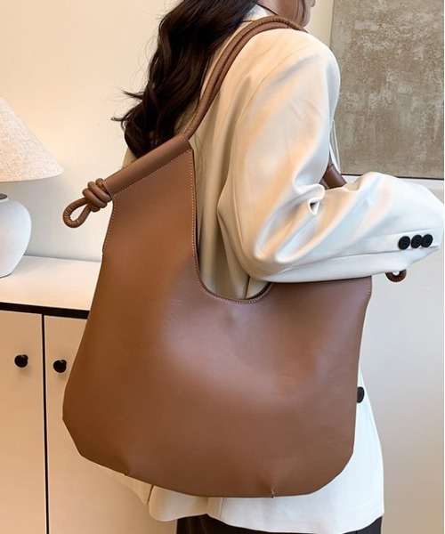 gossip!ロサンゼルス(ゴシップロサンゼルス)の「ハーフムーンワンショルダーバッグ A4収納可能 大容量(ショルダーバッグ・レディース・ブラック/ブラウン・FREE)」の22枚目の写真