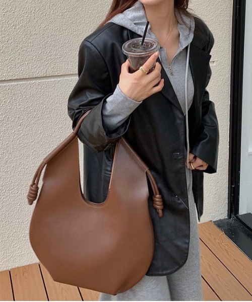 gossip!ロサンゼルス(ゴシップロサンゼルス)の「ハーフムーンワンショルダーバッグ A4収納可能 大容量(ショルダーバッグ・レディース・ブラック/ブラウン・FREE)」の21枚目の写真