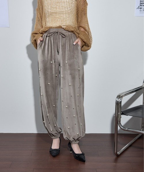 THE YOn(ザヨン)の「パールスタッズベロアイージーパンツ(その他パンツ・レディース・オリーブ/アイボリー/グレー・FREE)」の3枚目の写真