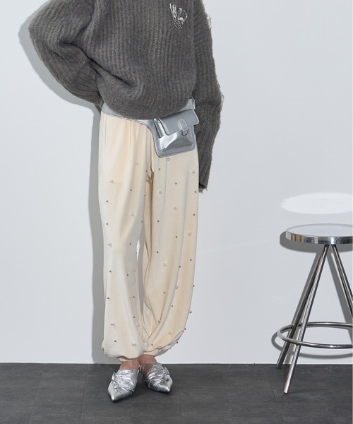 THE YOn（ザヨン）の「パールスタッズベロアイージーパンツ