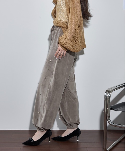 THE YOn(ザヨン)の「パールスタッズベロアイージーパンツ(その他パンツ・レディース・オリーブ/アイボリー/グレー・FREE)」の6枚目の写真
