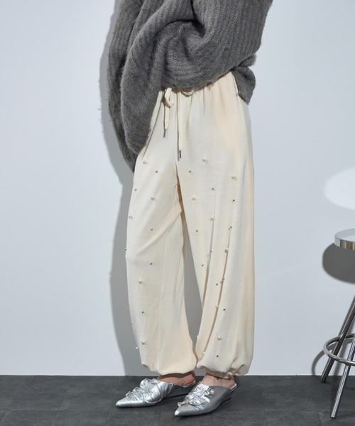 THE YOn(ザヨン)の「パールスタッズベロアイージーパンツ(その他パンツ・レディース・オリーブ/アイボリー/グレー・FREE)」の18枚目の写真