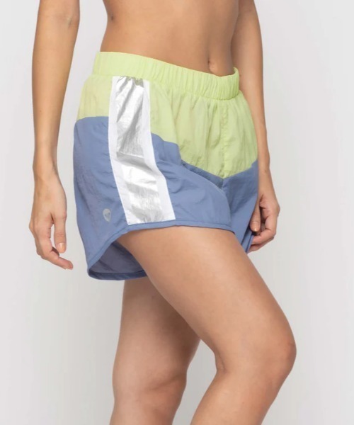 ROXY(ロキシー)の「JUMP HIGH METALLIC S/ロキシーウエストゴム撥水加工フィットネスショートパンツ(その他パンツ・レディース・ブルー/ブラック・LARGE/MEDIUM/SMALL)」の2枚目の写真