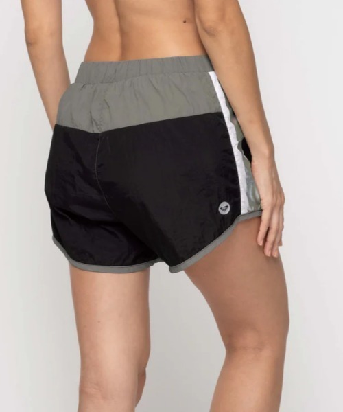 ROXY(ロキシー)の「JUMP HIGH METALLIC S/ロキシーウエストゴム撥水加工フィットネスショートパンツ(その他パンツ・レディース・ブルー/ブラック・LARGE/MEDIUM/SMALL)」の1枚目の写真