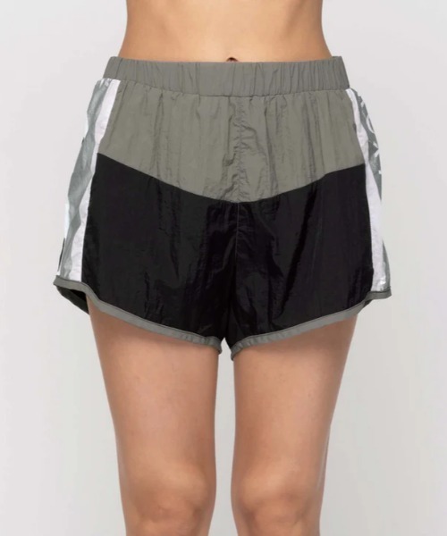 ROXY(ロキシー)の「JUMP HIGH METALLIC S/ロキシーウエストゴム撥水加工フィットネスショートパンツ(その他パンツ・レディース・ブルー/ブラック・LARGE/MEDIUM/SMALL)」の13枚目の写真