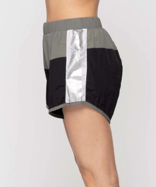 ROXY(ロキシー)の「JUMP HIGH METALLIC S/ロキシーウエストゴム撥水加工フィットネスショートパンツ(その他パンツ・レディース・ブルー/ブラック・LARGE/MEDIUM/SMALL)」の14枚目の写真