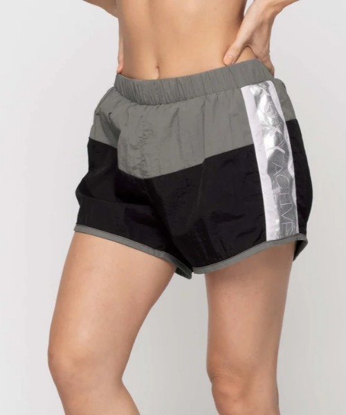 ROXY(ロキシー)の「JUMP HIGH METALLIC S/ロキシーウエストゴム撥水加工フィットネスショートパンツ(その他パンツ・レディース・ブルー/ブラック・LARGE/MEDIUM/SMALL)」の16枚目の写真