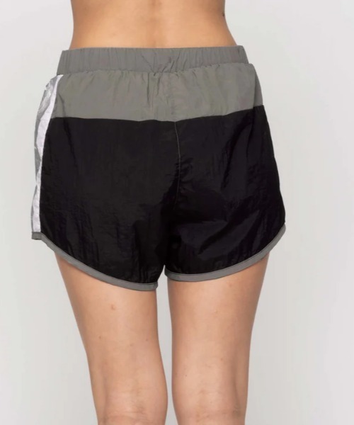 ROXY(ロキシー)の「JUMP HIGH METALLIC S/ロキシーウエストゴム撥水加工フィットネスショートパンツ(その他パンツ・レディース・ブルー/ブラック・LARGE/MEDIUM/SMALL)」の3枚目の写真