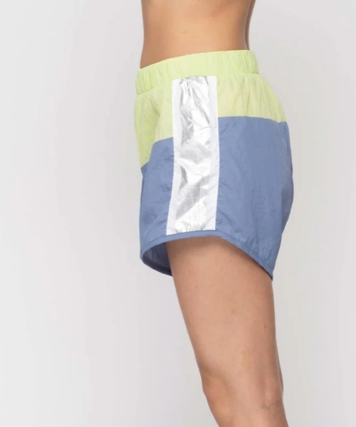 ROXY(ロキシー)の「JUMP HIGH METALLIC S/ロキシーウエストゴム撥水加工フィットネスショートパンツ(その他パンツ・レディース・ブルー/ブラック・LARGE/MEDIUM/SMALL)」の6枚目の写真