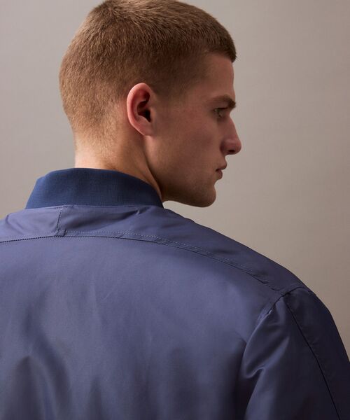 Calvin Klein（カルバン・クライン）の「ロングスリーブヒーローボンバージャケット（ブルゾン・メンズ・アッシュグレー/ブラック/ブルー・L/M/S/XL/XS）」の16枚目の写真