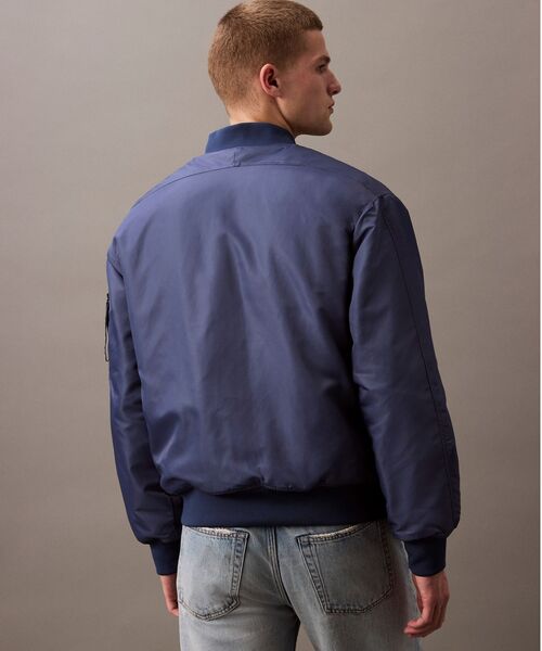 Calvin Klein（カルバン・クライン）の「ロングスリーブヒーローボンバージャケット（ブルゾン・メンズ・アッシュグレー/ブラック/ブルー・L/M/S/XL/XS）」の17枚目の写真