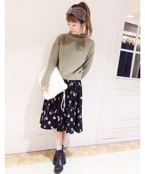 one after another NICE CLAUP(ワンアフターアナザーナイスクラップ)の「【SEDA12月号掲載 ナイスクラップ】ボトルネックタートルニット(ニット/セーター・レディース・カーキ/ブラック/アイボリー/ライトグレー・FREE)」の6枚目の写真