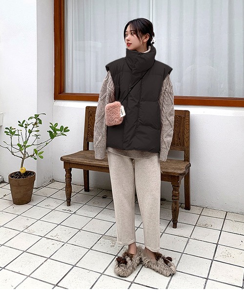 ALTROSE（アルトローズ）の「スタンドカラー 中綿 ベスト ジャケット（ダウンベスト・レディース・ブラック・FREE）」の7枚目の写真