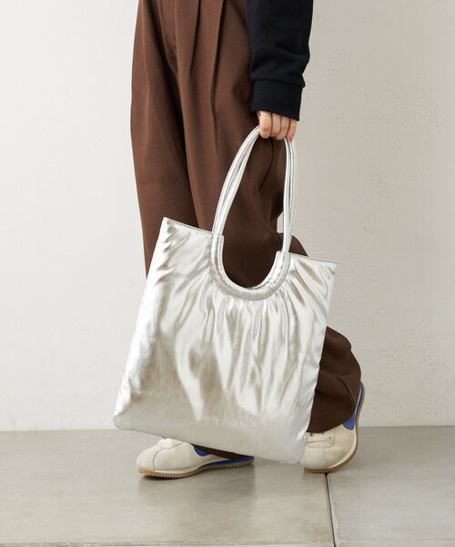 Actually（アクチュアリー）の「フェイクレザーラウンドハンドル フラットバッグ（トートバッグ・レディース・ブラック/アイボリー/ゴールド/シルバー・0）」の4枚目の写真