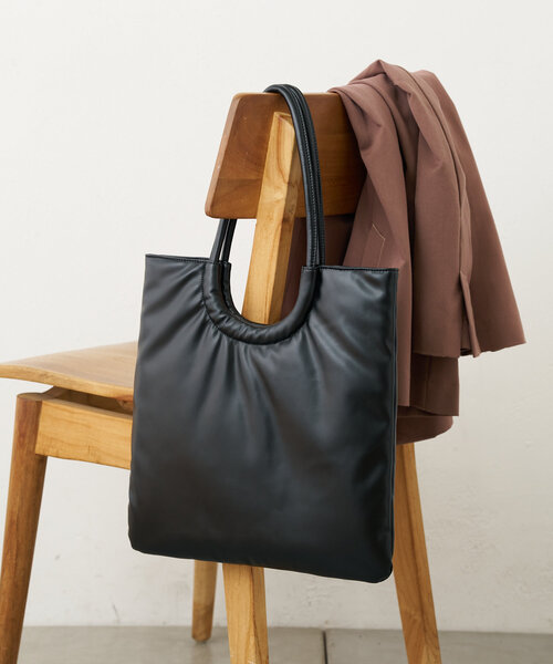 Actually（アクチュアリー）の「フェイクレザーラウンドハンドル フラットバッグ（トートバッグ・レディース・ブラック/アイボリー/ゴールド/シルバー・0）」の3枚目の写真