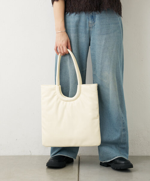 Actually（アクチュアリー）の「フェイクレザーラウンドハンドル フラットバッグ（トートバッグ・レディース・ブラック/アイボリー/ゴールド/シルバー・0）」の6枚目の写真