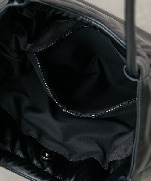 Actually（アクチュアリー）の「フェイクレザーラウンドハンドル フラットバッグ（トートバッグ・レディース・ブラック/アイボリー/ゴールド/シルバー・0）」の11枚目の写真