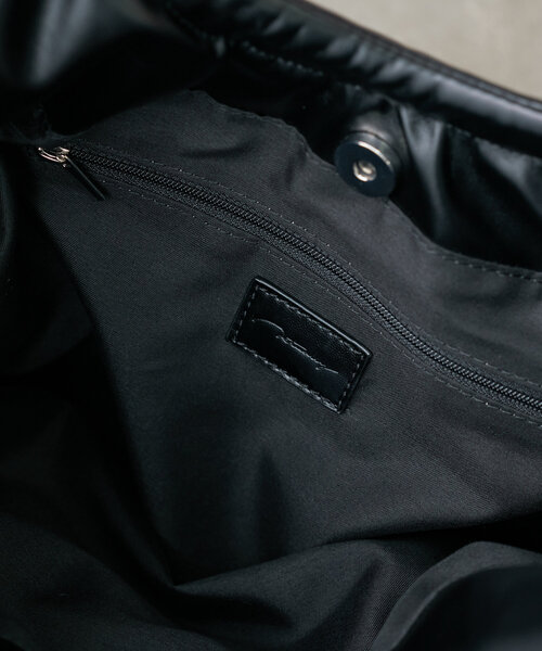 Actually（アクチュアリー）の「フェイクレザーラウンドハンドル フラットバッグ（トートバッグ・レディース・ブラック/アイボリー/ゴールド/シルバー・0）」の13枚目の写真