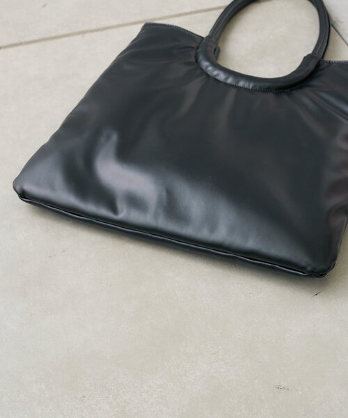 Actually（アクチュアリー）の「フェイクレザーラウンドハンドル フラットバッグ（トートバッグ・レディース・ブラック/アイボリー/ゴールド/シルバー・0）」の14枚目の写真