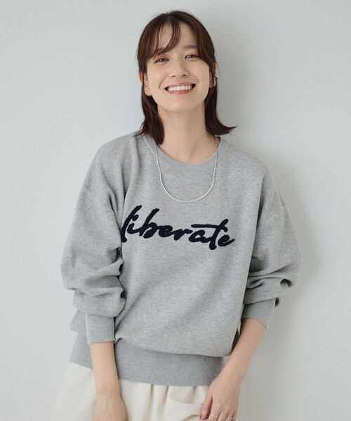 SHOO・LA・RUE(シューラルー)の「◆【洗える/S-LL/ちくちくしにくい】優しい風合いの もこもこロゴニット(ニット/セーター・レディース・ブラック/グレー・02/03/01/04)」の2枚目の写真
