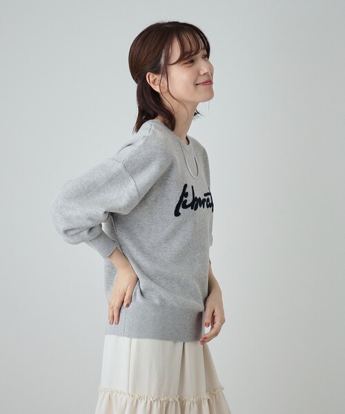 SHOO・LA・RUE(シューラルー)の「◆【洗える/S-LL/ちくちくしにくい】優しい風合いの もこもこロゴニット(ニット/セーター・レディース・ブラック/グレー・02/03/01/04)」の4枚目の写真