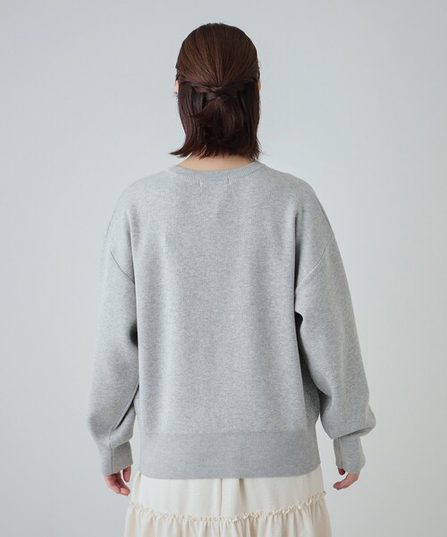 SHOO・LA・RUE(シューラルー)の「◆【洗える/S-LL/ちくちくしにくい】優しい風合いの もこもこロゴニット(ニット/セーター・レディース・ブラック/グレー・02/03/01/04)」の13枚目の写真