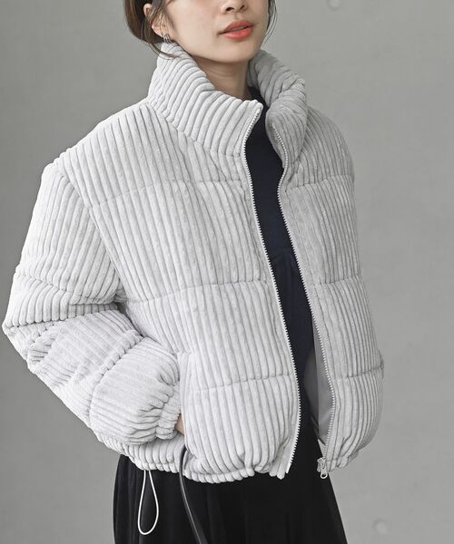 rps（アールピーエス）の「ワイドコール中綿スタンドジャケット（ダウンジャケット/コート・レディース・グレー/アイボリー/ピンク・フリー）」の2枚目の写真