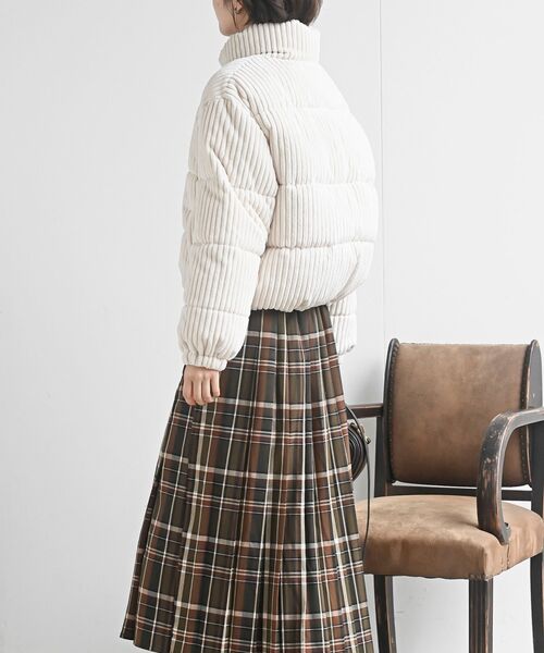 rps（アールピーエス）の「ワイドコール中綿スタンドジャケット（ダウンジャケット/コート・レディース・グレー/アイボリー/ピンク・フリー）」の7枚目の写真