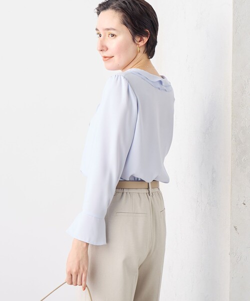 NOLLEY’S Sophi(ノーリーズソフィ)の「ジョーゼットVネックブラウス(シャツ/ブラウス・レディース・オフホワイト/サックスブルー・38/36)」の5枚目の写真